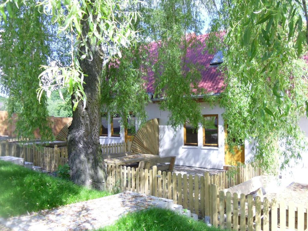 Domki Nad Jeziorem Karlowice Rom bilde